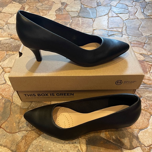clarks black pumps